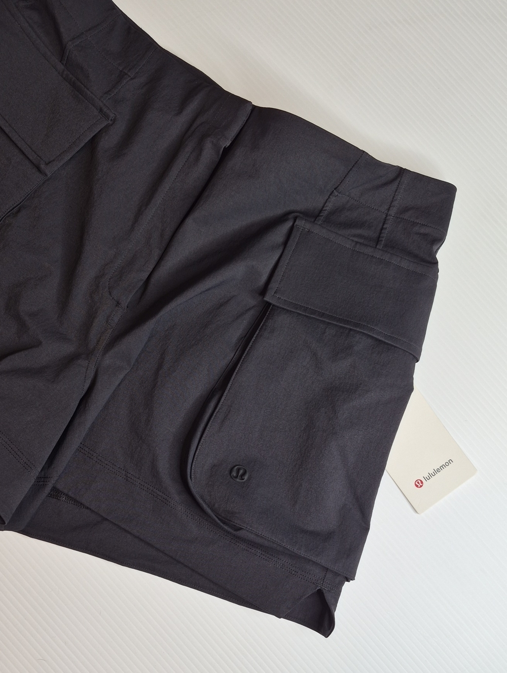 NWT Lululemon Women's Relaxed Fit Super High Rise Cargo Shorts Black Size 14 - Picture 4 of 6
